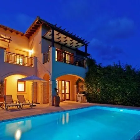 Villa “imagine You And Your Family Renting This 5 Star Villa” - Iremos